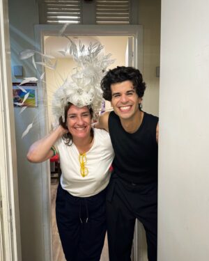 Fernando Fernandes Instagram - A Maria veio de Lisboa ver-nos ao Porto em Janeiro e veio ver-nos este fim de semana uma vez mais. Quando ela está na plateia, todos nós em palco trememos de ansiedade e de felicidade (quando ela está em palco também). Queremos que ela goste, e se ela vem para gostar! Ter a Maria na plateia enche-nos de orgulho, ouvir a sua inconfundível e rasgada gargalhada alimenta-nos para uma temporada inteira. Obrigado Maria, por depositares tanto amor e rigor na tua profissão como nos teus colegas. É tão bom sentir que aprendemos a rir contigo bem como a ouvir-te rir. ❤️ @mariarueff