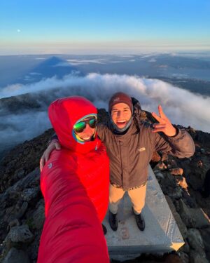 Fernando Fernandes Instagram - Acabei de ver o nascer do sol mais bonito da minha vida no ponto mais alto de Portugal. Ilha do Pico, nunca mais me vou esquecer desta noite e desta manhã. ⛰️