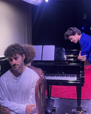 Fernando Fernandes Instagram - A Andorinha, de @guillemclua, estreia hoje no Auditório Carlos Avilez (Academia das Artes do Estoril) e foi uma honra poder ver de perto a @luisacruzoficial e o @zecondessa a construirem esta peça com encenação de @cuchacarvalheiro. Vão que está tão bonito. Muita M**** meus queridos! ❤️