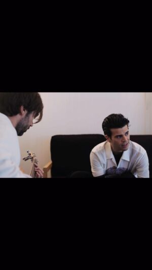 Fernando Fernandes Instagram - Gravei esta canção com 18 anos, continua a ser a minha preferida do meu primeiro disco. O @monteirotomas apanhou o ensaio com o @diogovalsassina minutos antes de vermos à nossa frente 40000 nostálgicos. 🍓