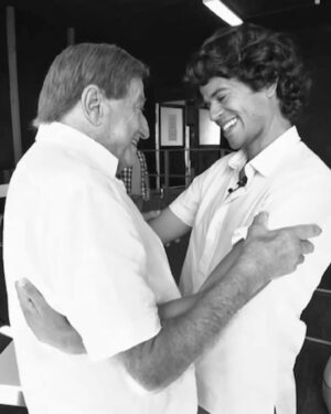 Fernando Fernandes Instagram - Neste Dia Mundial do Teatro celebro o Carlos Avilez antes de contemplar qualquer peça ou memória que tenha de um palco. Lembro-me de ter 15 anos, entrar nesta sala e de não saber quem eles eram, o Carlos e o Teatro. O Teatro continuo sem saber e talvez tenha de ser assim. Mas sei que parte deste mistério reside neste homem que transformou gerações de atores, cantores, encenadores, escritores, cenógrafos, técnicos, espectadores… Estas imagens são as últimas que tenho ao seu lado, num dia em que, 20 anos depois, regressei à sala onde o conheci. E lá estava ele, a transformar o futuro. É assim que eles vivem para sempre, o Carlos e o Teatro. 
Feliz Dia Mundial do Teatro. 🤍