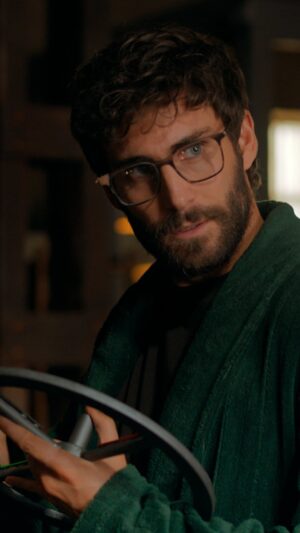 Fernando Guallar Instagram - A David le encanta el silencio pero el amor llega haciendo mucho ruido 🎹🎵🎶 @fernandoguallar es David en #ParedConPared. La película llega el 12 de abril.