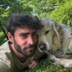 Fernando Guallar Instagram - El perro más bueno del mundo tiene sus achaques pero sigue siendo el más feliz.

Django Guallar 💙❤️‍🩹