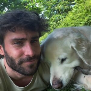 Fernando Guallar Instagram - El perro más bueno del mundo tiene sus achaques pero sigue siendo el más feliz.

Django Guallar 💙❤️‍🩹