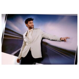 Fernando Guallar Instagram - In&Outtakes for @forbes_es 💥 

📸 @andresgarlujan 
🙏🏻 @pancreativestudio 
💄 @sandrononna 
👕 @onagoeree 
💙 @mesalafilms