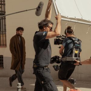 Fernando Guallar Instagram - Ya tenéis #ParedConPared en @netflixes, la historia de amor de David y Valentina os está esperando 🧱💙

GRACIAS 

@patriciafont_dir 
@aitanax 
@ajezierski 
@nataliaro92 
@tripictures_cine 

Y a todo un equipo fantástico que me regaló el rodaje más divertido y amable que he tenido. 

Ojalá os guste.