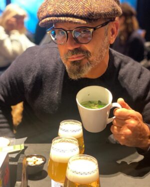 Fernando Rocha Instagram - São 5 da tarde e decidimos lanchar, eu estou a beber um chá de menta, adivinhem quem mamou 3 cervejas? E está de dieta o fdp.