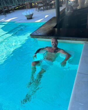 Fernando Rocha Instagram - Fim de férias. Que maravilha. Agradeço muito a todo o staff da @villasdetrancoso pela hospitalidade, simpatia e profissionalismo e muito obrigado ao @agenteviagens_carlos que (sem ninguém pedir nada) nos ofereceu uma data de miminhos como prenda dos 25 anos de casados. 
Comprar viagens online qualquer um pode fazer, mas quando se tem profissionais a tratar de nós é outro luxo. Por falar em bons profissionais, fica aqui um abraço ao @eliomarbatera que além de taxista, é uma enciclopédia da cultura Baiana, levou-me a sítios não turísticos para nos mostrar a cultura local, coisa que adoro, aquele dia em Caraíva ficará para sempre nas nossas memórias e no fundo o segredo desta vida é criar memórias, quando eu morrer, quero morrer com memórias e não com sonhos. Obrigado por tudo.