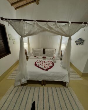 Fernando Rocha Instagram - Fim de férias. Que maravilha. Agradeço muito a todo o staff da @villasdetrancoso pela hospitalidade, simpatia e profissionalismo e muito obrigado ao @agenteviagens_carlos que (sem ninguém pedir nada) nos ofereceu uma data de miminhos como prenda dos 25 anos de casados. 
Comprar viagens online qualquer um pode fazer, mas quando se tem profissionais a tratar de nós é outro luxo. Por falar em bons profissionais, fica aqui um abraço ao @eliomarbatera que além de taxista, é uma enciclopédia da cultura Baiana, levou-me a sítios não turísticos para nos mostrar a cultura local, coisa que adoro, aquele dia em Caraíva ficará para sempre nas nossas memórias e no fundo o segredo desta vida é criar memórias, quando eu morrer, quero morrer com memórias e não com sonhos. Obrigado por tudo.