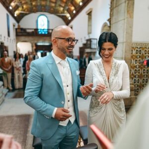 Fernando Rocha Instagram - Ontem, eu e a @sonia_macedo_rocha fizemos 25 anos de casados.
foi no dia 4 de Abril de 99, na igreja de São pedro da cova, que a meio do nosso casamento e enquanto o padre celebrava, de repente fiquei sem escutar nada, para mim o mundo ficou sem som, fiquei ali, a olhar para ela e a contemplá-la, estava linda, a aura dela brilhava tanto que parecia uma Deusa. E naquele momento fiz duas promessas. jurei a Deus e às profundezas de mim mesmo, que a minha missão de vida a partir daquele momento, era construir uma família com ela e fazer dela uma Deusa Feliz. (nome que ainda hoje a trato carinhosamente)
Durante estes 25 anos, nós rimos, choramos, viajamos, crescemos e evoluímos, sempre juntos, lado a lado, passaram-se tantas coisas, que se quiséssemos escrever um livro, não dava um livro, dava uma série. Mas se nós fossemos a escrever um livro, a explicar como é que o nosso casamento durou estes anos todos, eu tinha tão pouco para dizer, que não dava um livro, não dava uma página, nem tão pouco uma linha, bastavam 5 palavras:
AMOR – RESPEITO – CONFIANÇA – ADMIRAÇÃO – TOLERÂNCIA
 
Estes 5 pilares fizeram com que o nosso casamento se mantivesse este tempo todo. Construímos uma família, estão aí os nossos filhos como prova, por isso uma promessa está paga. 
Claro que no meio disto tudo, existe o fator sorte, e a minha maior sorte, foi ter-te encontrado na vida, deste-me dois filhos lindos, inteligentes, educados e com valores, (saem á mãe, graças a deus)Em prol da família sempre se pôs em segundo plano, “se é bom para ti vamos”, “se é bom para os meninos fazemos”, mas nunca ouvi da boca dela dizer: “E EU?  E PARA MIM? 
Muitas vezes, em dias que tínhamos acabado de discutir, (sim, porque discutir também fazem parte destes nossos 25 anos), ela ia primeiro que eu para a cama e quando eu chegava ao quarto, ela já estava a dormir. Adormecia zangada comigo, mas mesmo assim, punha sempre o meu pijama em cima do aquecedor para que eu o pudesse vestir quentinho. Soninha, há muitas formas de declarar poemas e naquele simples gesto tu declaraste-me um lindo poema, onde estava bem expresso:
 (AMOR, RESPEITO, CONFIANÇA ADMIRAÇÃO E TOLERÂNCIA).(continua nos comentários)