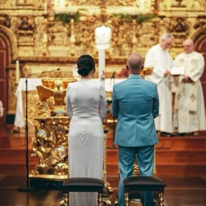 Fernando Rocha Instagram - Ontem, eu e a @sonia_macedo_rocha fizemos 25 anos de casados.
foi no dia 4 de Abril de 99, na igreja de São pedro da cova, que a meio do nosso casamento e enquanto o padre celebrava, de repente fiquei sem escutar nada, para mim o mundo ficou sem som, fiquei ali, a olhar para ela e a contemplá-la, estava linda, a aura dela brilhava tanto que parecia uma Deusa. E naquele momento fiz duas promessas. jurei a Deus e às profundezas de mim mesmo, que a minha missão de vida a partir daquele momento, era construir uma família com ela e fazer dela uma Deusa Feliz. (nome que ainda hoje a trato carinhosamente)
Durante estes 25 anos, nós rimos, choramos, viajamos, crescemos e evoluímos, sempre juntos, lado a lado, passaram-se tantas coisas, que se quiséssemos escrever um livro, não dava um livro, dava uma série. Mas se nós fossemos a escrever um livro, a explicar como é que o nosso casamento durou estes anos todos, eu tinha tão pouco para dizer, que não dava um livro, não dava uma página, nem tão pouco uma linha, bastavam 5 palavras:
AMOR – RESPEITO – CONFIANÇA – ADMIRAÇÃO – TOLERÂNCIA
 
Estes 5 pilares fizeram com que o nosso casamento se mantivesse este tempo todo. Construímos uma família, estão aí os nossos filhos como prova, por isso uma promessa está paga. 
Claro que no meio disto tudo, existe o fator sorte, e a minha maior sorte, foi ter-te encontrado na vida, deste-me dois filhos lindos, inteligentes, educados e com valores, (saem á mãe, graças a deus)Em prol da família sempre se pôs em segundo plano, “se é bom para ti vamos”, “se é bom para os meninos fazemos”, mas nunca ouvi da boca dela dizer: “E EU?  E PARA MIM? 
Muitas vezes, em dias que tínhamos acabado de discutir, (sim, porque discutir também fazem parte destes nossos 25 anos), ela ia primeiro que eu para a cama e quando eu chegava ao quarto, ela já estava a dormir. Adormecia zangada comigo, mas mesmo assim, punha sempre o meu pijama em cima do aquecedor para que eu o pudesse vestir quentinho. Soninha, há muitas formas de declarar poemas e naquele simples gesto tu declaraste-me um lindo poema, onde estava bem expresso:
 (AMOR, RESPEITO, CONFIANÇA ADMIRAÇÃO E TOLERÂNCIA).(continua nos comentários)