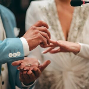 Fernando Rocha Instagram - Ontem, eu e a @sonia_macedo_rocha fizemos 25 anos de casados.
foi no dia 4 de Abril de 99, na igreja de São pedro da cova, que a meio do nosso casamento e enquanto o padre celebrava, de repente fiquei sem escutar nada, para mim o mundo ficou sem som, fiquei ali, a olhar para ela e a contemplá-la, estava linda, a aura dela brilhava tanto que parecia uma Deusa. E naquele momento fiz duas promessas. jurei a Deus e às profundezas de mim mesmo, que a minha missão de vida a partir daquele momento, era construir uma família com ela e fazer dela uma Deusa Feliz. (nome que ainda hoje a trato carinhosamente)
Durante estes 25 anos, nós rimos, choramos, viajamos, crescemos e evoluímos, sempre juntos, lado a lado, passaram-se tantas coisas, que se quiséssemos escrever um livro, não dava um livro, dava uma série. Mas se nós fossemos a escrever um livro, a explicar como é que o nosso casamento durou estes anos todos, eu tinha tão pouco para dizer, que não dava um livro, não dava uma página, nem tão pouco uma linha, bastavam 5 palavras:
AMOR – RESPEITO – CONFIANÇA – ADMIRAÇÃO – TOLERÂNCIA
 
Estes 5 pilares fizeram com que o nosso casamento se mantivesse este tempo todo. Construímos uma família, estão aí os nossos filhos como prova, por isso uma promessa está paga. 
Claro que no meio disto tudo, existe o fator sorte, e a minha maior sorte, foi ter-te encontrado na vida, deste-me dois filhos lindos, inteligentes, educados e com valores, (saem á mãe, graças a deus)Em prol da família sempre se pôs em segundo plano, “se é bom para ti vamos”, “se é bom para os meninos fazemos”, mas nunca ouvi da boca dela dizer: “E EU?  E PARA MIM? 
Muitas vezes, em dias que tínhamos acabado de discutir, (sim, porque discutir também fazem parte destes nossos 25 anos), ela ia primeiro que eu para a cama e quando eu chegava ao quarto, ela já estava a dormir. Adormecia zangada comigo, mas mesmo assim, punha sempre o meu pijama em cima do aquecedor para que eu o pudesse vestir quentinho. Soninha, há muitas formas de declarar poemas e naquele simples gesto tu declaraste-me um lindo poema, onde estava bem expresso:
 (AMOR, RESPEITO, CONFIANÇA ADMIRAÇÃO E TOLERÂNCIA).(continua nos comentários)