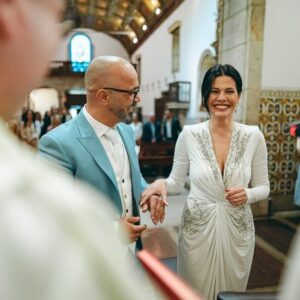 Fernando Rocha Instagram - Ontem, eu e a @sonia_macedo_rocha fizemos 25 anos de casados.
foi no dia 4 de Abril de 99, na igreja de São pedro da cova, que a meio do nosso casamento e enquanto o padre celebrava, de repente fiquei sem escutar nada, para mim o mundo ficou sem som, fiquei ali, a olhar para ela e a contemplá-la, estava linda, a aura dela brilhava tanto que parecia uma Deusa. E naquele momento fiz duas promessas. jurei a Deus e às profundezas de mim mesmo, que a minha missão de vida a partir daquele momento, era construir uma família com ela e fazer dela uma Deusa Feliz. (nome que ainda hoje a trato carinhosamente)
Durante estes 25 anos, nós rimos, choramos, viajamos, crescemos e evoluímos, sempre juntos, lado a lado, passaram-se tantas coisas, que se quiséssemos escrever um livro, não dava um livro, dava uma série. Mas se nós fossemos a escrever um livro, a explicar como é que o nosso casamento durou estes anos todos, eu tinha tão pouco para dizer, que não dava um livro, não dava uma página, nem tão pouco uma linha, bastavam 5 palavras:
AMOR – RESPEITO – CONFIANÇA – ADMIRAÇÃO – TOLERÂNCIA
 
Estes 5 pilares fizeram com que o nosso casamento se mantivesse este tempo todo. Construímos uma família, estão aí os nossos filhos como prova, por isso uma promessa está paga. 
Claro que no meio disto tudo, existe o fator sorte, e a minha maior sorte, foi ter-te encontrado na vida, deste-me dois filhos lindos, inteligentes, educados e com valores, (saem á mãe, graças a deus)Em prol da família sempre se pôs em segundo plano, “se é bom para ti vamos”, “se é bom para os meninos fazemos”, mas nunca ouvi da boca dela dizer: “E EU?  E PARA MIM? 
Muitas vezes, em dias que tínhamos acabado de discutir, (sim, porque discutir também fazem parte destes nossos 25 anos), ela ia primeiro que eu para a cama e quando eu chegava ao quarto, ela já estava a dormir. Adormecia zangada comigo, mas mesmo assim, punha sempre o meu pijama em cima do aquecedor para que eu o pudesse vestir quentinho. Soninha, há muitas formas de declarar poemas e naquele simples gesto tu declaraste-me um lindo poema, onde estava bem expresso:
 (AMOR, RESPEITO, CONFIANÇA ADMIRAÇÃO E TOLERÂNCIA).(continua nos comentários)