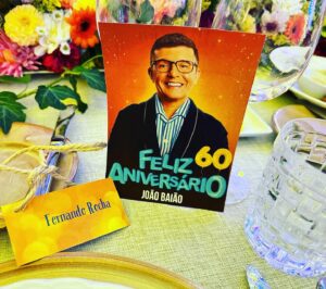Fernando Rocha Instagram - Incrível, a vida dá tantas voltas, quando é que eu na minha juventude imaginava que 30 anos depois, estava a celebrar os 60 anos do @joaobaiaobaiao ? Nunca na vida, nem nos meus melhores sonhos, mas hoje faço parte da lista de amigos dele e digo isto com muito orgulho. 
Sem qualquer menosprezo para ninguém, o Baião é a alma mais pura que encontrei neste mundo que é a televisão. 
GENEROSO é a palavra que mais o define. 
Para além disso, tem um talento incrível é uma energia que a @teslamotors devia estudar para aplicar nas baterias. 
Mas eu já vi qual o segredo do João. 
Há quem se dê com pessoas, o João DÁ-SE às pessoas e isso faz toda a diferença é tem como retorno um património humano incrível.
Sabem que mais? Ele merece tanto esse vosso afeto de retorno. 
O BAIÃO DEVIA SER ETERNO. 
Parabéns amigo.