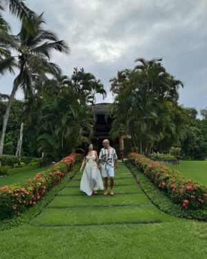 Fernando Rocha Instagram - Fim de férias. Que maravilha. Agradeço muito a todo o staff da @villasdetrancoso pela hospitalidade, simpatia e profissionalismo e muito obrigado ao @agenteviagens_carlos que (sem ninguém pedir nada) nos ofereceu uma data de miminhos como prenda dos 25 anos de casados. 
Comprar viagens online qualquer um pode fazer, mas quando se tem profissionais a tratar de nós é outro luxo. Por falar em bons profissionais, fica aqui um abraço ao @eliomarbatera que além de taxista, é uma enciclopédia da cultura Baiana, levou-me a sítios não turísticos para nos mostrar a cultura local, coisa que adoro, aquele dia em Caraíva ficará para sempre nas nossas memórias e no fundo o segredo desta vida é criar memórias, quando eu morrer, quero morrer com memórias e não com sonhos. Obrigado por tudo.