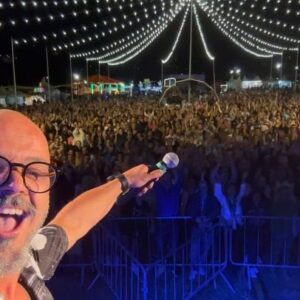 Fernando Rocha Instagram - Meu Deus, ontem na festa da Broa em Avintes, fui recebido com tanto afeto e carinho. Eu nem sei se eu mereço tanto🤤. 
Obrigado Público. 
Sempre que quiserem o Rochinha tá pronto. 
Adoro isto, nasci para isto e quero morrer nisto.