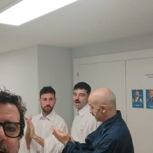 Fernando Soto Instagram - ...fin de semana maravilloso...Vitoria llenazo...Logroño llenazo...risas y trabajo bien hecho...gracias @lau_ortega_pin por recibirnos con flores. Seguimos jugando...
#teatro #vitoria #logroño