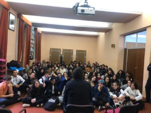 Fernando Soto Instagram - ... este encuentro numeroso tuve el otro día en el insti Lope de.vega con alumn@s del bachillerato artístico . Fue maravilloso  la generosidad e interés mostrada de todos est@ jóvenes. Poder contarles humildemente la experiencia de uno en el oficio y sobre todo transmitir que es posible. Gracias @anacarrildv por la invitación. Cuidemos a esa juventud y démosle apoyo y oportunidades..
#actor #bachilleratoartístico #escenarios#juventud @ies.lopedevega.madrid