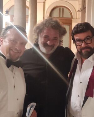 Fernando Soto Instagram - ...hoy se estrena en @vixplus "travesuras de la niña mala"... maravilla de proyecto ...maravilla de compañer@s...@bazzanosky @pavelandgorgo @bardasano @naratalent @palomeragroup #rodajes#actor #ficcion #mexico #vixplus