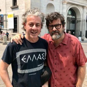 Fernando Soto Instagram - ...estas son las cosas maravillosas que tiene Madrid. Vas paseando y derrepente te encuentras con compañeros que hacia mucho tiempo que no veías. @guscotta46 director de "sin tetas no hay paraíso" que grabamos hace 12 años...un grande de este oficio...si,tenemos más canas...y sabemos un poco más de esto...bienvenido de nuevo querido. #sintetasnohayparaiso #encuentros#seriestv #madrid
