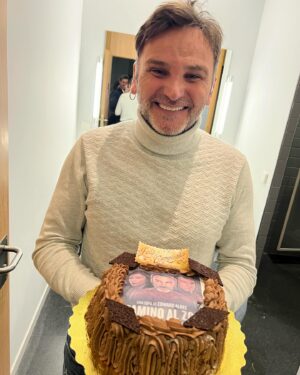Fernando Tejero Instagram - Esto solo lo hacen los buenos amigos 
Vaya sorpresa bonita 
Se vienen de Madrid a Oviedo a celebrarme
Gracias….Os quiero de corazón @lagunaair800 @michelserrano._ ❤️❤️❤️❤️❤️❤️ @mabeldelpozo @danimuriel