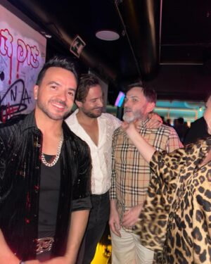 Fernando Tejero Instagram - Ayer estuvimos de concierto de mi querido @manuelcarrasco_ 
No se puede ser más bonito que tú,eres alma,pureza,verdad,entregas siempre el corazón en tus conciertos como hiciste anoche en el Bernabéu 
Me hiciste llorar,soñar,volar
Eres de los tíos más humildes y más precioso que conozco
Y tienes lo que te mereces
Enhorabuena Manu,porque a veces la vida es justa y compensa a los luchadores y artistas como tú ,a cumplir sueños
Te quiero amigo…..Eres magia 
En la foto aparte de Manu está mi @npastorioficial que la admiro y la amo y @luisfonsi que acompañaron entre otros a Manu en el concierto 
Te quiero amigo @manuelcarrasco_ ❤️❤️❤️❤️mucho
Gracias @rafapontessss y @dypcomunicacion ❤️❤️❤️