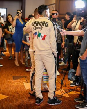 Fernando Vargas Jr. Instagram - Gracias al Señor por esta oportunidad para demonstrate mi talento 🙏🏼🥊 Mismo resultado... diferente día 💯 CHUCO TOWN… Los amo y los aprecio ♥️🙌🏼
#HayVargasParaRatoCabrones 😤🇺🇸🇲🇽🥊

📸: @b_rivasproductions
@mdo_montes