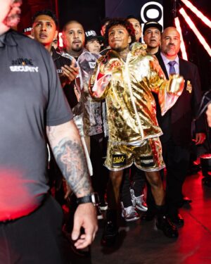Fernando Vargas Jr. Instagram - Stock just went up for the WHOLE Dynasty 🇲🇽🥊📈

📸: @b_rivasproductions