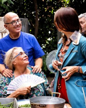 Ferzan Özpetek Instagram - “La vera amicizia consiste nel poter rivelare all’altro la verità del cuore” (Papa Francesco). È un dono inestimabile avere qualcuno con cui serenamente poter condividere ciò che si ha nel cuore. Sereno Giovedì  e speciali amicizie (Don Francesco).
#diamantidiozpetek #diamanti @visionfilmdistribution @greenboo_production  #farosfilm @mara_venier  Photo @stefania_casellato