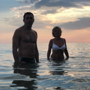 Ferzan Özpetek Instagram - “Il tempo è come un fiocco di neve, scompare mentre cerchiamo di decidere che cosa farne” (Romano Battaglia). Il tempo scorre veloce. Utilizziamolo il meglio possibile raggiungendo i nostri obiettivi. Sereno Mercoledì (Don Francesco).