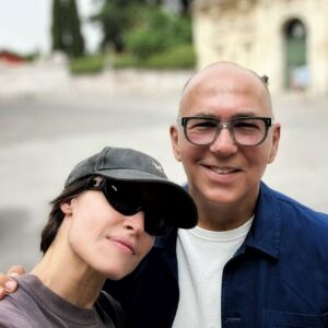 Ferzan Özpetek Instagram - “Per essere sereni, bisogna conoscere i confini delle nostre possibilità, e amarci come siamo” (Romano Battaglia). L’amore cresce con la conoscenza. Ti auguro un sereno Giovedì e di amarti così come sei perché riconosci che oltre i difetti hai anche tanti pregi (Don Francesco). 
La mia assistente alla regia @lasmutniak  #sopraluoghi #emozioni #19attrici #meraviglie #newmovie