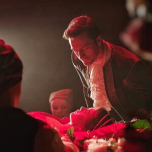 Feyyaz Şerifoğlu Instagram - #CamdakiKız ‘ın 2.Bölümü için son 3 saat! Akşama hazır mıyız?💃🏼🍀🕺🏼 @ogm.pictures @camdakikiz.tv @kanald