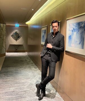 Feyyaz Şerifoğlu Instagram - Dün gece kariyerimdeki en kıymetli ödüllerden birine ortak oldum. Altın Kelebeğin bize konmasına sebep olan birbirinden kıymetli oyuncu arkadaşlarıma, duayen büyüklerime, bu müthiş projede emek veren tüm set ekibine, yapımcımıza ve yapım ekibine, senaristlerimize ve siz değerli izleyicilerimize sonsuz teşekkürler… Bu muhteşem geceye beni hazırlayan @torrescerimonia ‘ya ve ilk günden beri yanımda olan menajerim @mertsiliv ve ekibime de ayrıca teşekkür ederim. 🙏🙏🙏 #pantenealtınkelebek