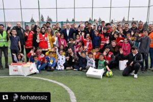 Feyza Işık Instagram - #Repost @ferhatessiz with @use.repost
・・・
Biz birlikte güzeliz 🇹🇷 Yavrulamızın,Milletimizin yüzleri her daim gülsün.

Deprem felaketinden etkilenen kardeşlerimizin yaralarını bir nebze olsun sarmak için Kahramanmaraş’taydık. TRT Genel müdürü Sn.Mehmet Zahid Sobacı, TRT Genel Müdür Yardımcısı Sn.Ziyad Varol ve Gönül Dağı oyuncularımız ile yavrularımızın yüzünü birazda olsa güldürebilmek, milletimizin yaralarını birazda olsa sarabilmek için gayret ettik.