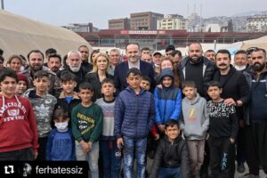 Feyza Işık Instagram - #Repost @ferhatessiz with @use.repost
・・・
Biz birlikte güzeliz 🇹🇷 Yavrulamızın,Milletimizin yüzleri her daim gülsün.

Deprem felaketinden etkilenen kardeşlerimizin yaralarını bir nebze olsun sarmak için Kahramanmaraş’taydık. TRT Genel müdürü Sn.Mehmet Zahid Sobacı, TRT Genel Müdür Yardımcısı Sn.Ziyad Varol ve Gönül Dağı oyuncularımız ile yavrularımızın yüzünü birazda olsa güldürebilmek, milletimizin yaralarını birazda olsa sarabilmek için gayret ettik.