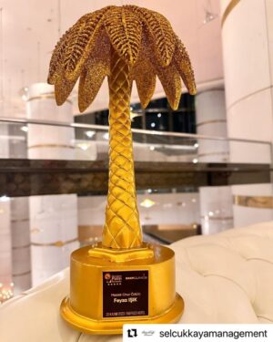 Feyza Işık Instagram - Bu yıl doğum günüm müthiş hediyelerle geldi. 'Meslek onur ödülü' çok kıymetli benim için ve #GoldenPalm organizasyonuna, bu ödüle layık gördükleri için çok teşekkür ederim. Sevgili menajerim, en büyük destekçim, yorulduğumda ayağa kaldıran, canım Selçuk Kaya başta olmak üzere, meslek yolculuğumda üzerimde emeği olan, yanımda duran tüm yol arkadaşlarıma, hali hazırda rol aldığım ve 4.sezonumuzda hala her hafta birinci olan dizimiz Gönül Dağı'nın yapımcısı, sevgili kardeşim Ferhat Eşsiz'e ve aileme çok teşekkür ederim🙏🏻 İyi ki yanımdasınız🌹  #Repost @selcukkayamanagement with @use.repost
・・・
Değerli Oyuncumuz Feyza Işık ✨ Bu Yıl 10. Düzenlenen #goldenpalmawards  Ödüllerinde ‘Meslek Onur Ödülü’ Aldı… Değerli Oyuncumuzu Tebrik Ediyoruz 💥 @feyzaskofficial @selcukkayaofficial #selcukkayamanagement@