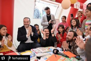 Feyza Işık Instagram - #Repost @ferhatessiz with @use.repost
・・・
Biz birlikte güzeliz 🇹🇷 Yavrulamızın,Milletimizin yüzleri her daim gülsün.

Deprem felaketinden etkilenen kardeşlerimizin yaralarını bir nebze olsun sarmak için Kahramanmaraş’taydık. TRT Genel müdürü Sn.Mehmet Zahid Sobacı, TRT Genel Müdür Yardımcısı Sn.Ziyad Varol ve Gönül Dağı oyuncularımız ile yavrularımızın yüzünü birazda olsa güldürebilmek, milletimizin yaralarını birazda olsa sarabilmek için gayret ettik.