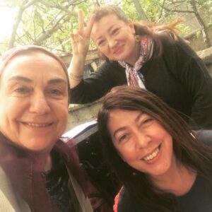 Feyza Işık Instagram - Çiçeklendik🌸 @sebnemdilligil @aslikahramman @gonuldagitrt