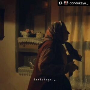 Feyza Işık Instagram - Çok güldüm😂 Elinize, emeğinize sağlık🌸🧿 #Repost @dondukaya._ with @use.repost
・・・
Papatya çayıyla sakinleşmesini beklediğim kişilik 😂
Daha fazlası için takip 👉🏻 @dondukaya._ 
•~•~•~•~•~•~•~•~•
@feyzaskofficial 🌸
•~•~•~•~•~•~•~•~•
#gönüldağı #döndükaya 
#döndü #feyzaışık
