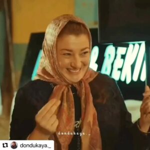 Feyza Işık Instagram - Dile kolay 100 olduk. Emeği geçen herkese sonsuz minnetle🙏🏻 Ben Döndü'yü çok sevdim, Kaya ailesini çok sevdim, Gönül Dağı ailesini çok sevdim. El birliğiyle bebek büyütür gibi sevdik, büyüttük işimizi🙏🏻🌸🧿 Rol arkadaşlarıma ama en başta beraber oynamaktan müthiş keyf ve feyz aldığım partnerlerim, ailem Ali Düşenkalkar, Serkan Kuru ve Semih Ertürk'e çok teşekkür ederim. İyi ki siz🧿🙏🏻 Döndü ile beni tanıştıran, bu masala dahil eden ve sımsıkı elimden tutan kıymetli yapımcımız,  kardeşim Ferhat Eşsiz, senaristlerimiz, üç kalemşörler🥰 kıymetli Ali Asaf, Teoman Gök ve Mustafa Becit ve dünyanın en sabırlı, en pratik gencecik yönetmenleri, sevgili yönetmenlerim Yahya Samancı ve Aslı Kahraman🌸 ve görüntü yönetmenimiz, sessiz, sihirli bir çift göz Müslüm Şahin, ilk sezon görüntü yönetmenimiz can kardeşim, Gönül Dağı'nın gizli kahramanı Sami Saydan, Sivrihisarda ki ağabeyimiz, naifliğiyle bana ilaç canım meleğim Eda Tanrıverdi, sizlere çook teşekkür ederim. Başarılarınız nice olsun🙏🏻 Gönül Dağı ailesini tebrik ederim. Ve sevgili menajerim, kardeşim Selçuk Kaya @selcukkayaofficial İyi ki varsınız🙏🏻🌸🧿 @adusenkalkar @srknkuru @semiherturk @ferhatessiz @aliasafelmas @mustafabecit @teomangk @yahya_samancı @aslikahramman @samisaydan @muslumsahin  @eedatnrvrdi @koprufilm  @koprumuzik