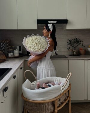 Fidji Ruiz Instagram - Roses et câlins