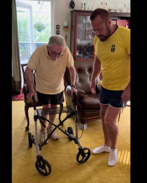 Filip Hammar Instagram - Nu har ni chansen! Om ett par veckor dimper en av min absoluta favoritpersoner ner i Sverige. Han heter Lars Wallin. En gammal MMA-fighter som, när han var klar i buren, började jobba som tränare i LA. Det gör han fortfarande. Klienterna är många. Jag är en av dem. Min tjej @agneslb en annan. Så här är det: Har man träffat Lars i 3 minuter så älskar man honom. En person utöver det vanliga. Hade han varit en blomma så hade han varit fridlyst. Vem han än drillar, så gör han det med samma passion och entusiasm. Det spelar ingen roll om du är soffpotatis, elitidrottare, Denzel Washington, akrobat eller travkusk – Lars är rätt man för dig.  Att träna med Lars är nåt av det roligaste en människa kan ägna sig åt. Från och med den 15:e juni och en månad framåt är han på plats i Sverige och det vore idiotiskt om du/ni inte hörde av er till honom och bokade upp ett eller flera pass. Skicka ett DM till @larswallinpt Han hjälper vem som helst att hitta rimliga rutiner att fortsätta med på egen hand – med eller utan gymkort. Och: Lars är inte bara tränare. Han är – i ordets mest definitiva bemärkelse – en livskonstnär. Varje pass inkluderar hårresande anekdoter som får dig att asgarva eller kippa efter andan. Historier ur ett liv i ljus och mörker. Han kommer bara i ett enda exemplar. Först till kvarn! Lars är din spark i röven – eller den perfekta gå-bort-presenten. DM:a NU! @larswallinpt