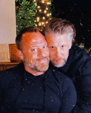 Filip Hammar Instagram - Nu har ni chansen! Om ett par veckor dimper en av min absoluta favoritpersoner ner i Sverige. Han heter Lars Wallin. En gammal MMA-fighter som, när han var klar i buren, började jobba som tränare i LA. Det gör han fortfarande. Klienterna är många. Jag är en av dem. Min tjej @agneslb en annan. Så här är det: Har man träffat Lars i 3 minuter så älskar man honom. En person utöver det vanliga. Hade han varit en blomma så hade han varit fridlyst. Vem han än drillar, så gör han det med samma passion och entusiasm. Det spelar ingen roll om du är soffpotatis, elitidrottare, Denzel Washington, akrobat eller travkusk – Lars är rätt man för dig.  Att träna med Lars är nåt av det roligaste en människa kan ägna sig åt. Från och med den 15:e juni och en månad framåt är han på plats i Sverige och det vore idiotiskt om du/ni inte hörde av er till honom och bokade upp ett eller flera pass. Skicka ett DM till @larswallinpt Han hjälper vem som helst att hitta rimliga rutiner att fortsätta med på egen hand – med eller utan gymkort. Och: Lars är inte bara tränare. Han är – i ordets mest definitiva bemärkelse – en livskonstnär. Varje pass inkluderar hårresande anekdoter som får dig att asgarva eller kippa efter andan. Historier ur ett liv i ljus och mörker. Han kommer bara i ett enda exemplar. Först till kvarn! Lars är din spark i röven – eller den perfekta gå-bort-presenten. DM:a NU! @larswallinpt