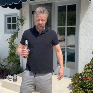 Filip Hammar Instagram - Hörni! Alldeles strax är det dags för den där ölen, som jag och Fredrik tar med varandra (och med er) varje kväll i dessa MÄRKLIGA tider. Logga in! 21:30 kör vi! Puss och kram!