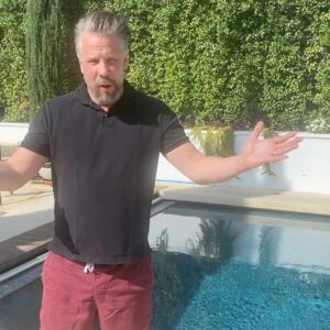 Filip Hammar Instagram - Nu jäklar smäller det. Inatt avgörs det. Fyra nya år med Trump eller fyra år med Biden. USA står still. Vi sönder hela natten på Kanal 5. Fredrik från studion i Stockholm. Jag från mitt hus i LA! 23:00 startar vi!