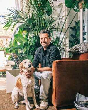 Filipe Vargas Instagram - Eu e a minha senhora fotografados em casa pelo Arlindo Camacho para a última edição da revista Prima (como parte do especial sobre a Joana Ribeiro, de cuja tribo faço orgulhosamente parte. Além da foto também houve uma muito agradável conversa com a Mariana Correia de Barros). #teamjoana #juvenaforever #ratz #umacadelachamadalola
@marianacbarros @arlindocamachophoto @revista_prima @__joanaribeiro__