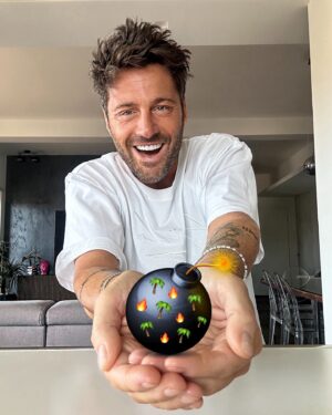 Filippo Bisciglia Instagram - Oiiiiiiiiiiiiiiiii …. GRAZIEEEEEEEEEE a tuttiiiiiiiii …
Bomba Temptation 🔥🌴 ( una bombetta che fa esplodere solo ❤️) per tutti quanti voi !!! eravate quasi 3 milioni e 600 mila con il 27% di share … 🙏 @temptationislandita #noiconvoi #voiconnoi