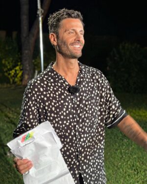 Filippo Bisciglia Instagram - con in mano il racconto della quarta puntata… non mancherete vero ??? CI VEDIAMO QUESTA SERA 😉 … #temptationisland #quartapuntata #canale5 #gaelle_paris #adv