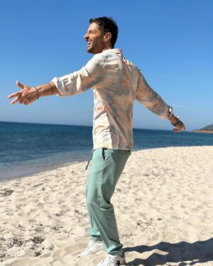 Filippo Bisciglia Instagram - … e poi mi girerò a braccia spalancate verso il mare …
“tutto questo è un vero viaggio nei sentimenti, TUTTO QUESTO È ……………… “
ci vediamo questa sera alle 21.30 su Canale 5 …  #temptationisland #witty @temptationislandita 🔥🌴