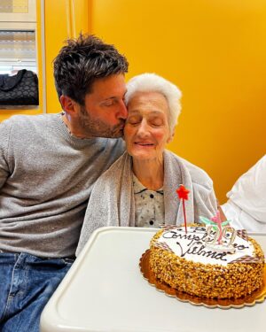 Filippo Bisciglia Instagram - Giorno speciale ❤️… Nonnina entri nei 100 anni di vita, ma ora dovrai rientrare a casa il più presto possibile … Ti amo da sempre !!!
P.S. Ci tengo a sottolineare che nella prima foto il sottoscritto è modificato, nonna Vilma no 😳😂💪🏻 #nonnavilma #nonni #love #99 